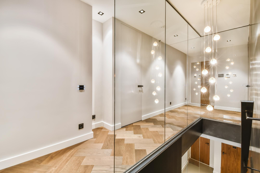 Białe listwy przypodłogowe